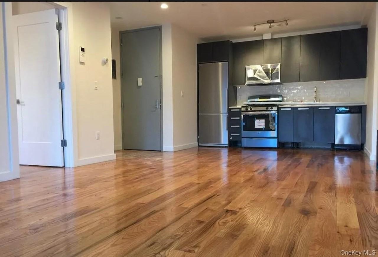 103 Varet St Unit 2r - Photo 7 of 12