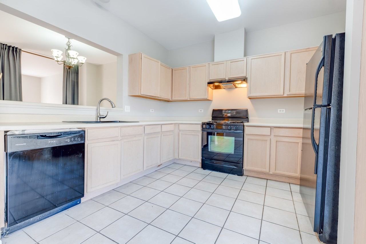 3377 Ravinia Cir - Photo 3 of 22