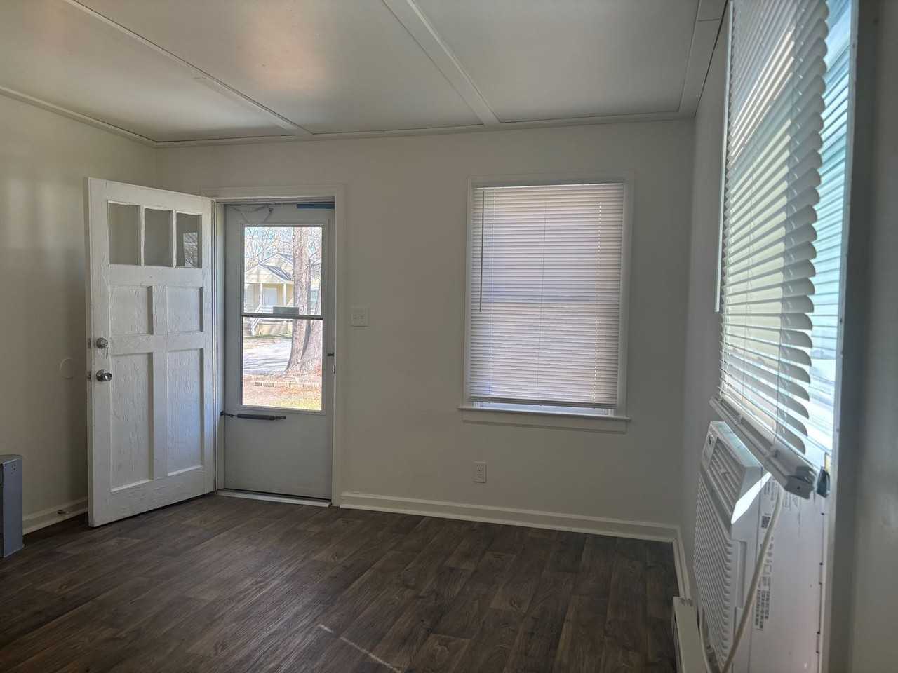 1512 Sloan St - Photo 4 of 14