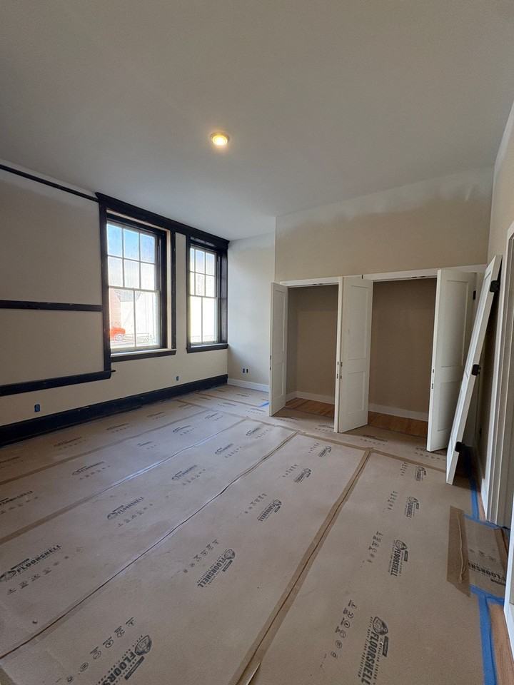 207 Pleasant St - Photo 4 of 8