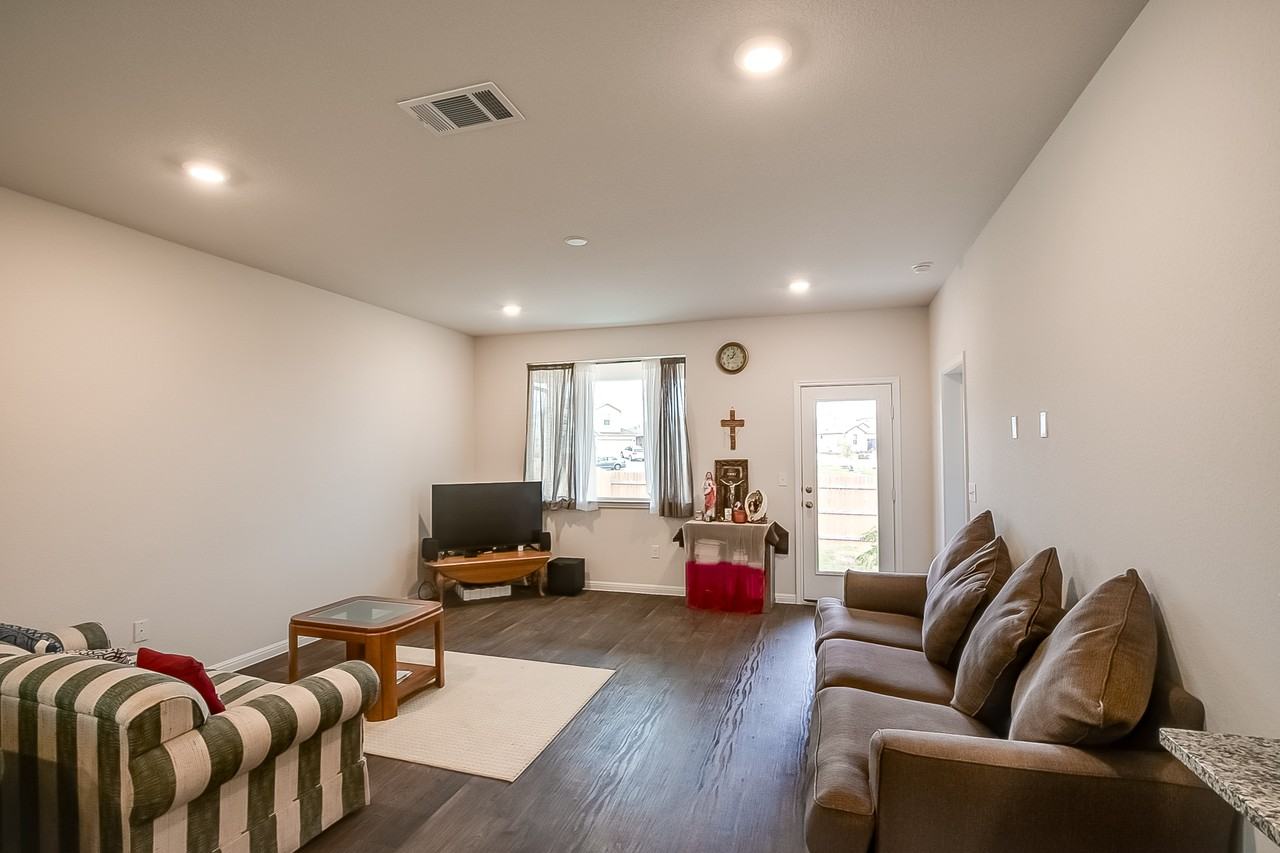 908 Vogel Dr - Photo 4 of 5