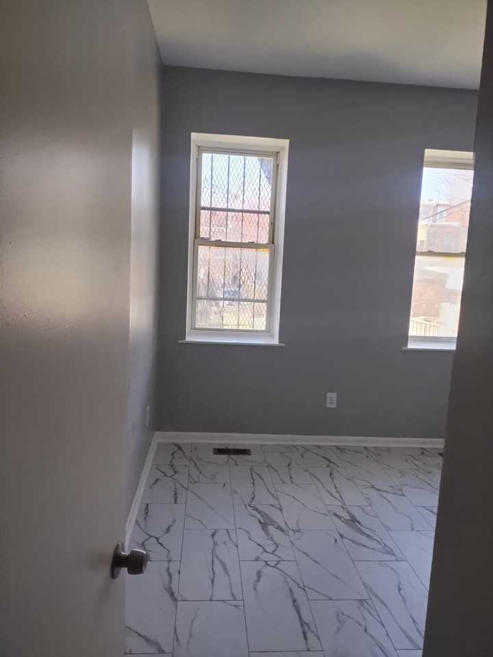 2202 Brookfield Ave - Photo 7 of 10