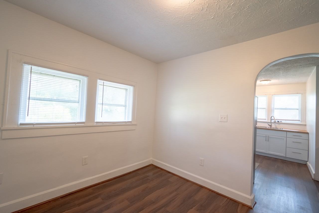 433 N Randall St - Photo 3 of 29