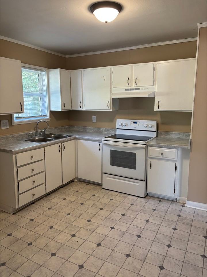 2516 Kensington Dr E - Photo 3 of 13