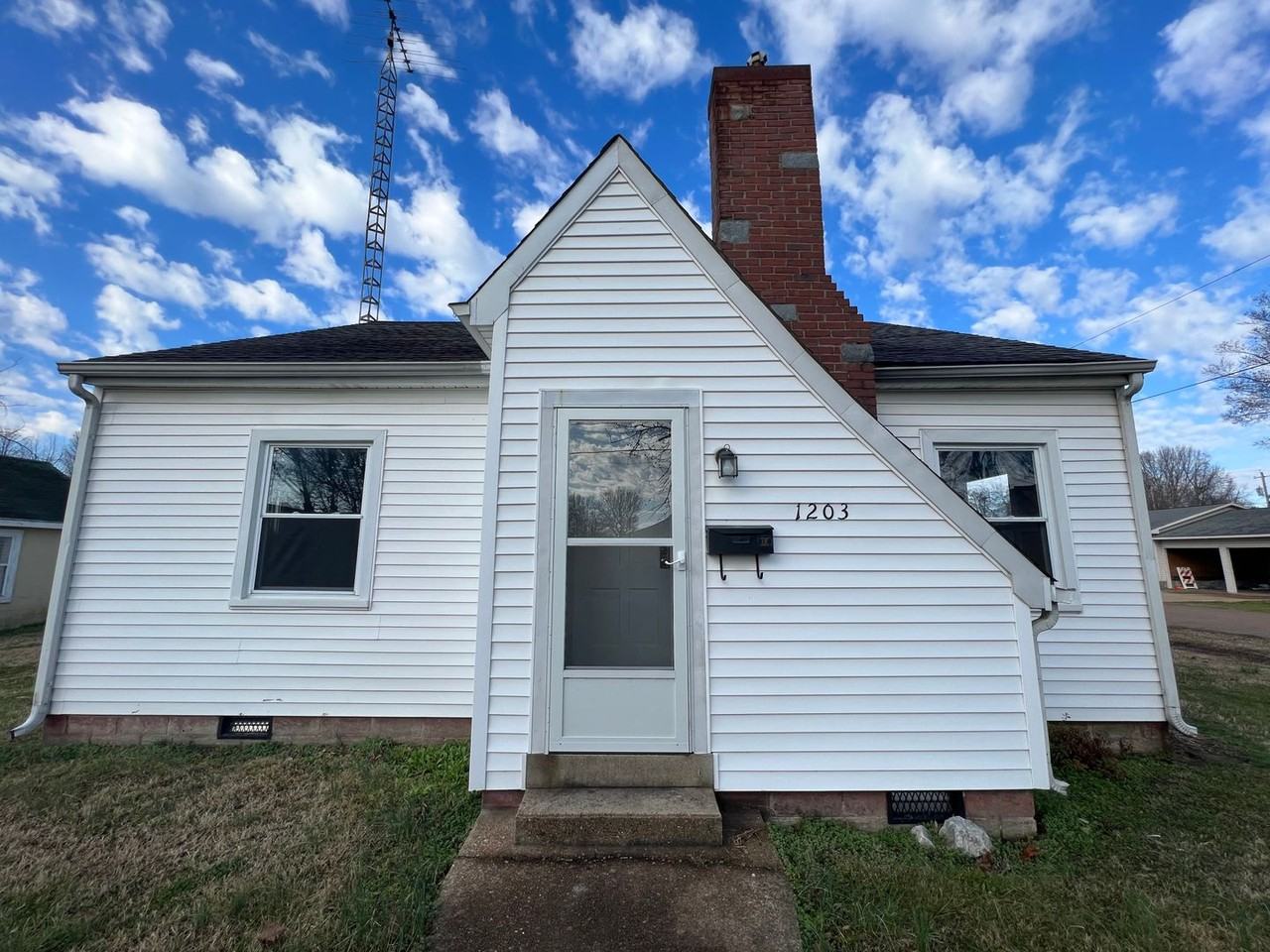 1203 S 2nd St - Photo 2 of 10