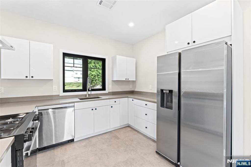 165 Jefferson Ave #2 - Photo 2 of 27