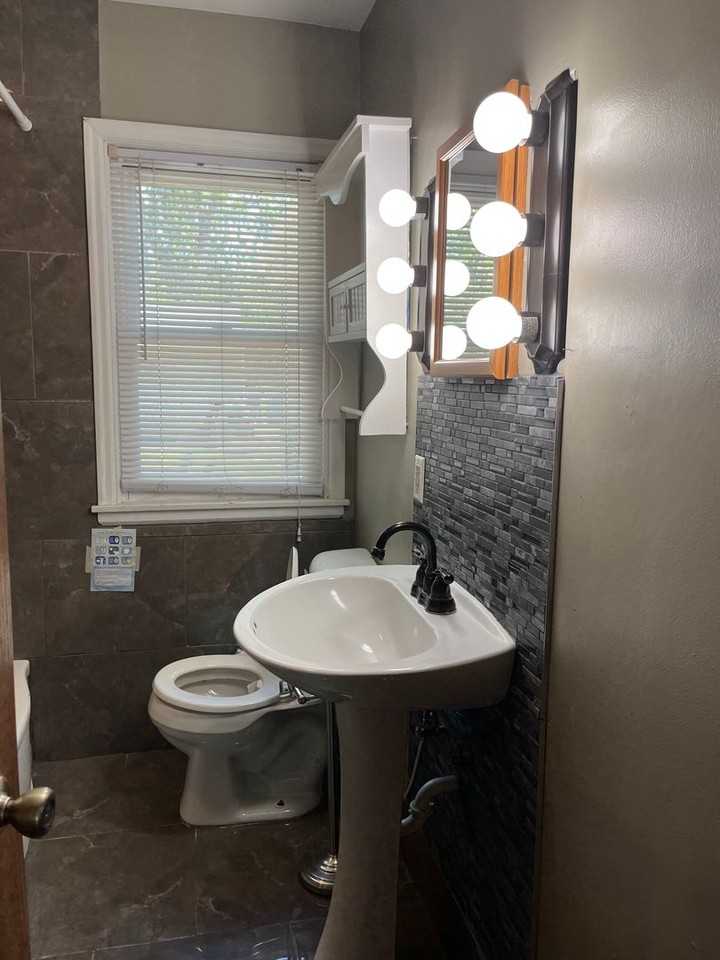 868 20th Ave Se - Photo 3 of 15