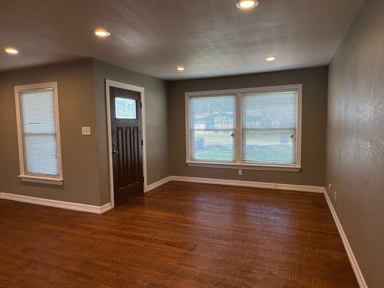 1414 W Lovers Ln - Photo 3 of 21