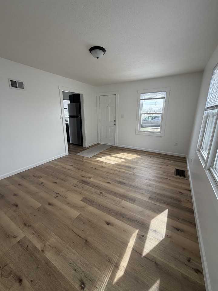 801 E Fairoaks Ave - Photo 7 of 12