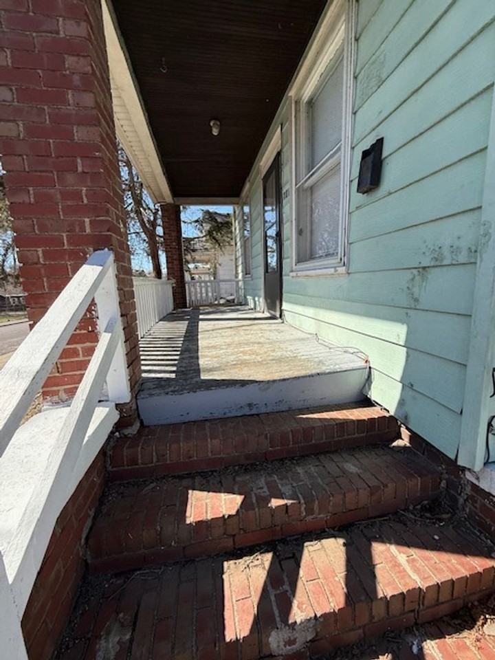 903 W Brons Ave - Photo 4 of 31