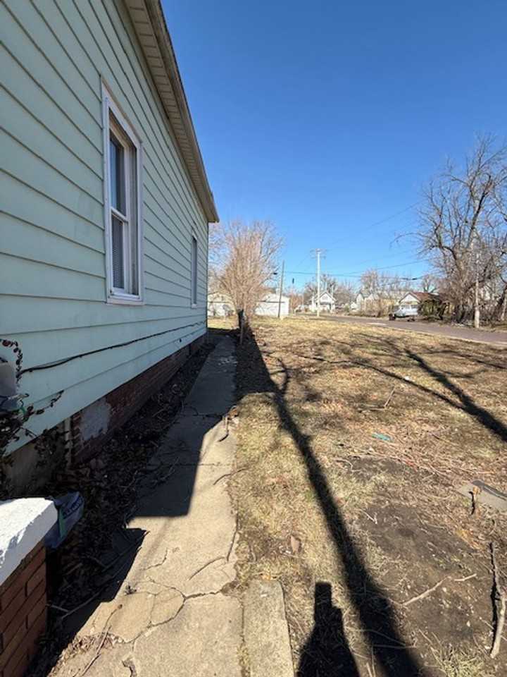 903 W Brons Ave - Photo 5 of 31