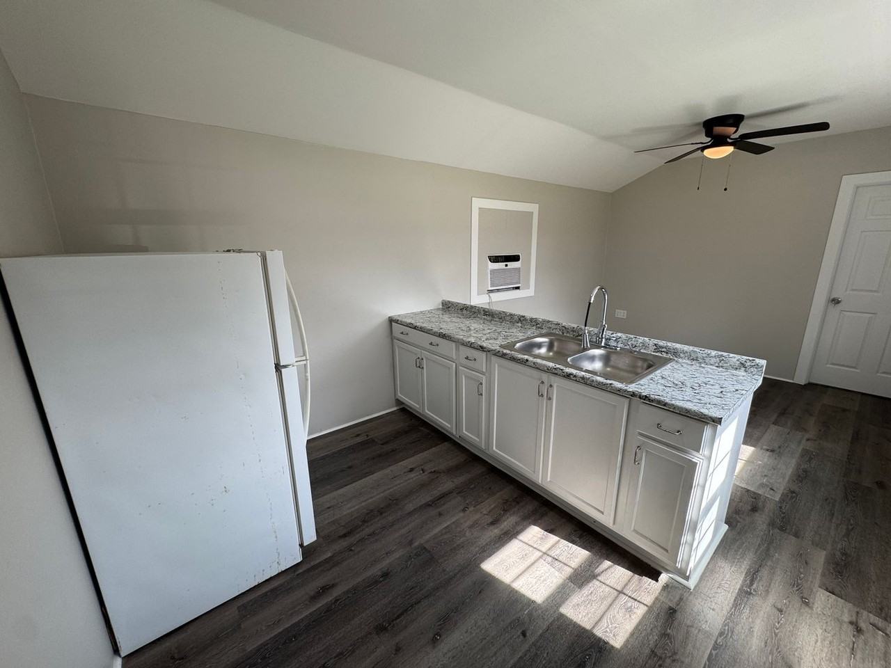 686 W 4th St - Photo 3 of 6