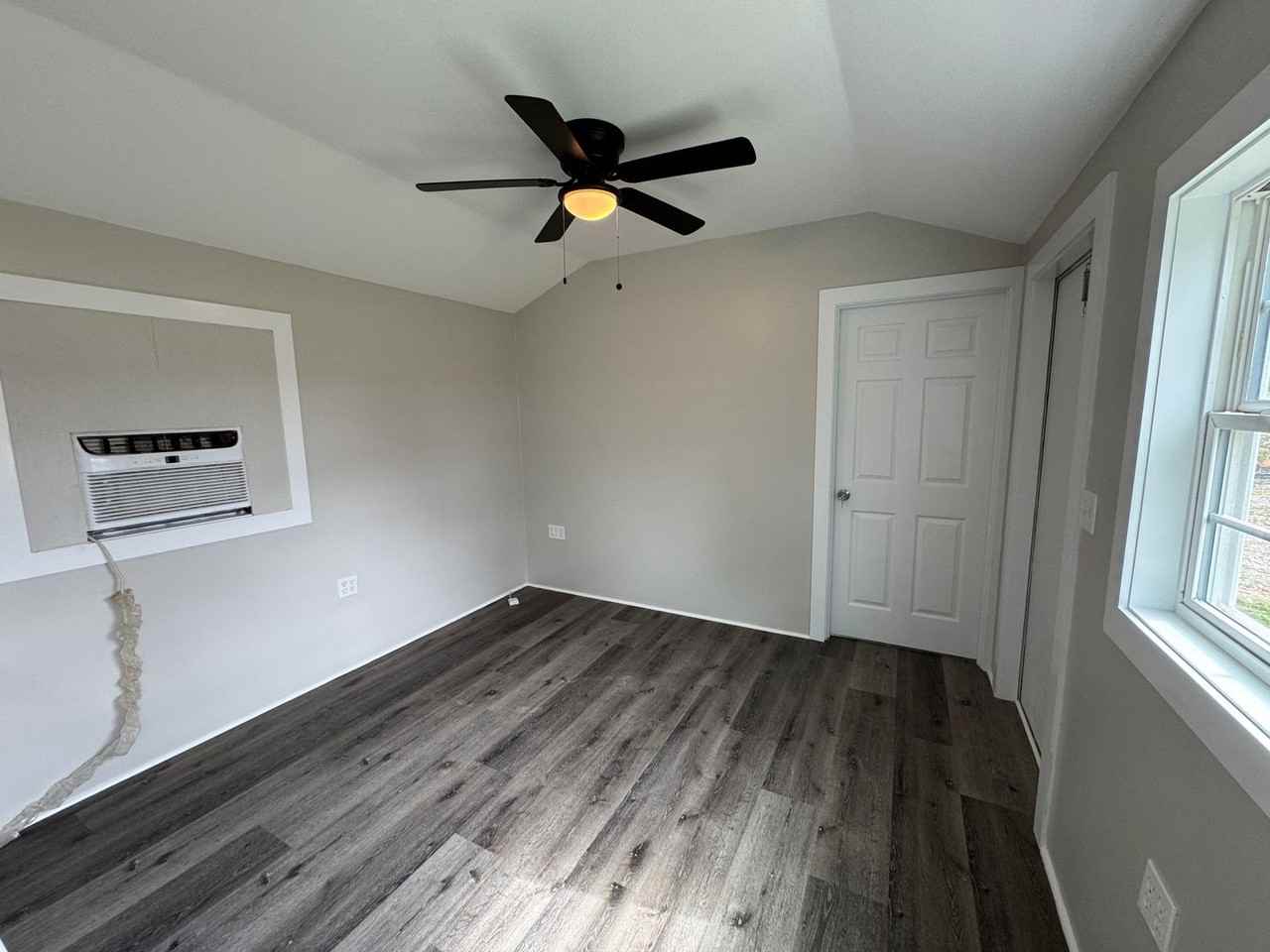 686 W 4th St - Photo 4 of 6