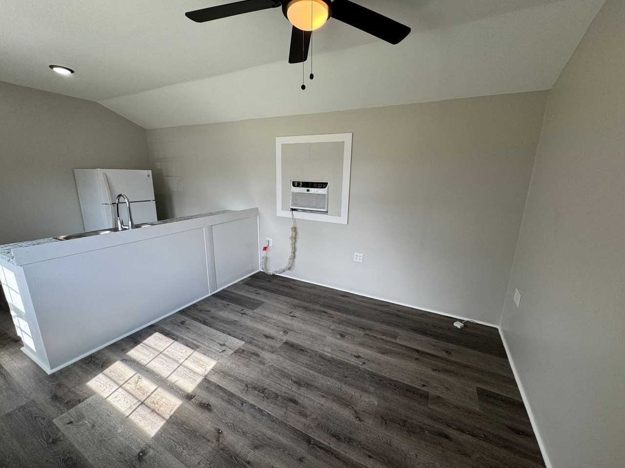 686 W 4th St - Photo 5 of 6