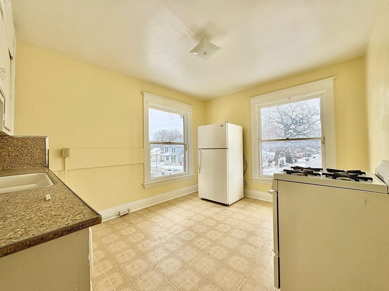 1425 Miami St - Photo 6 of 11