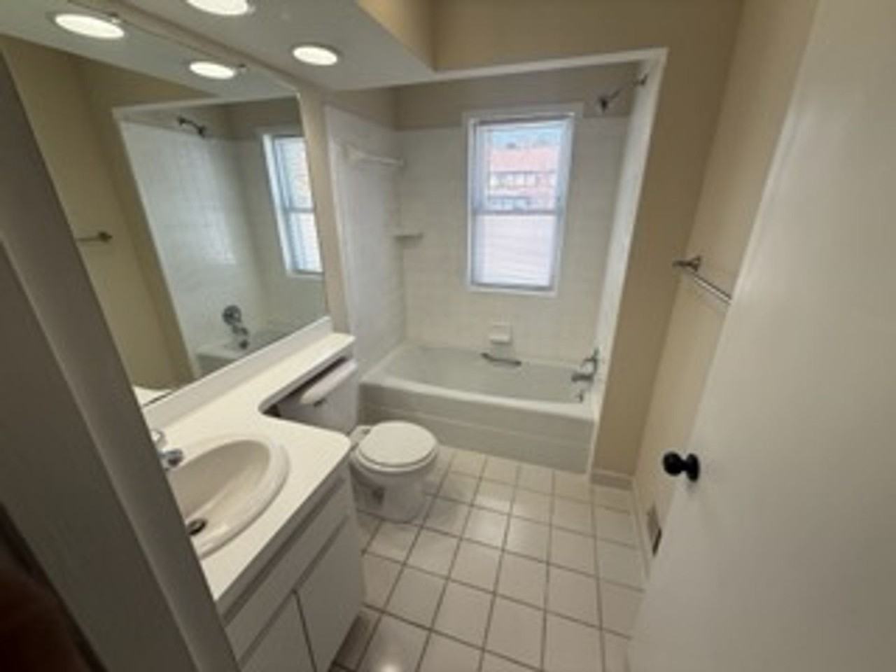 320 Sheffield Ave - Photo 4 of 8