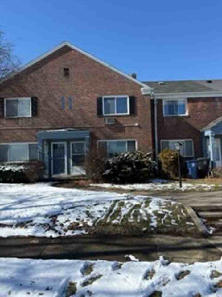 320 Sheffield Ave - Photo 7 of 8