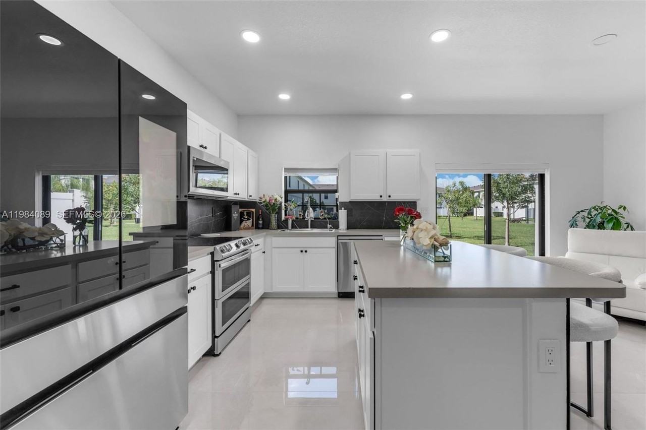 617 Sw 11th St - Photo 2 of 19