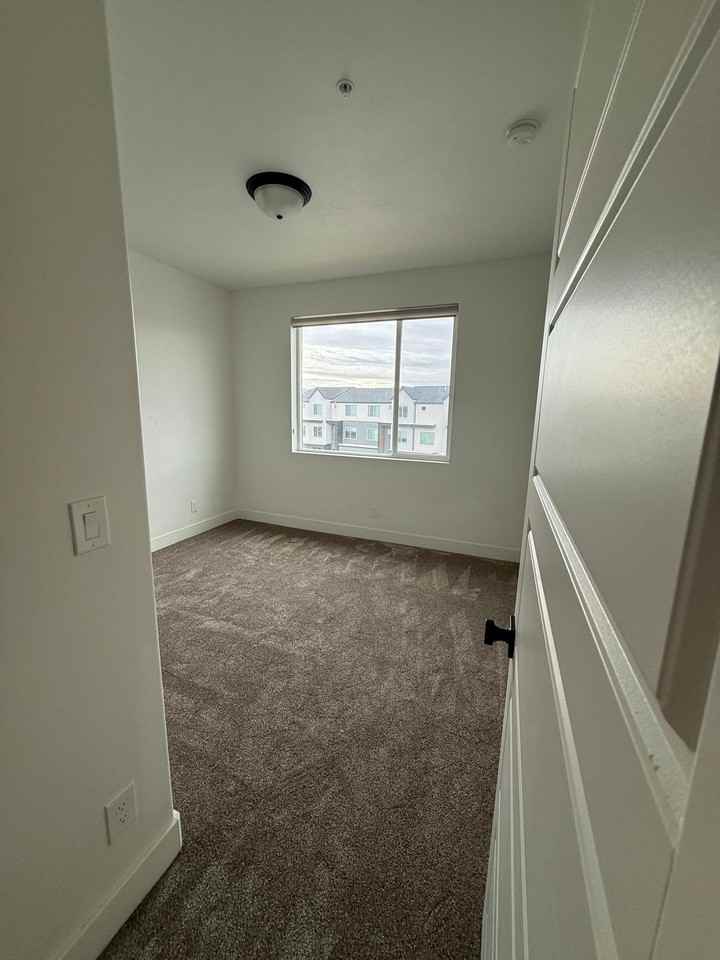 392 Sw - Photo 3 of 10