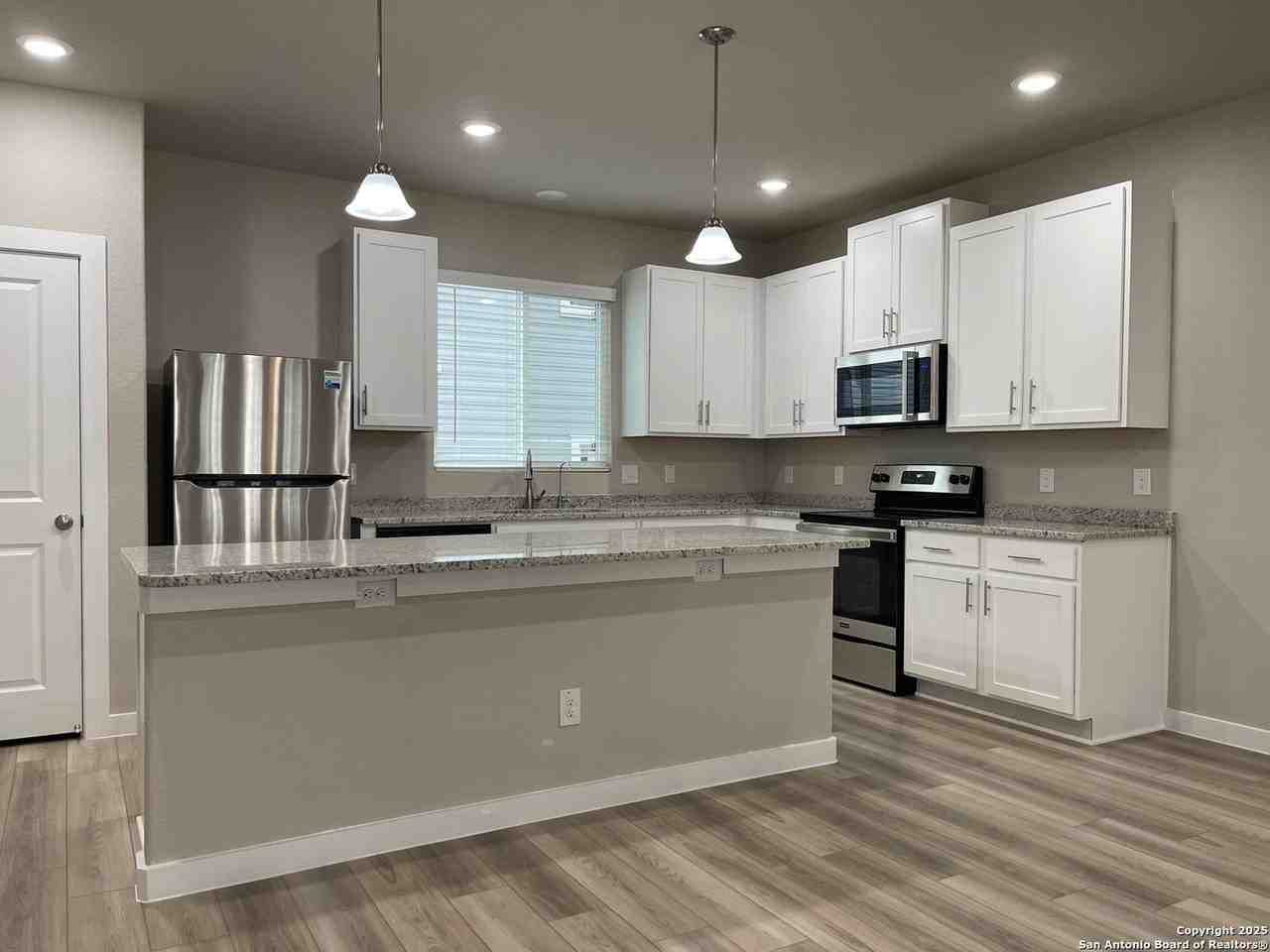 21506 James Charles - Photo 2 of 20