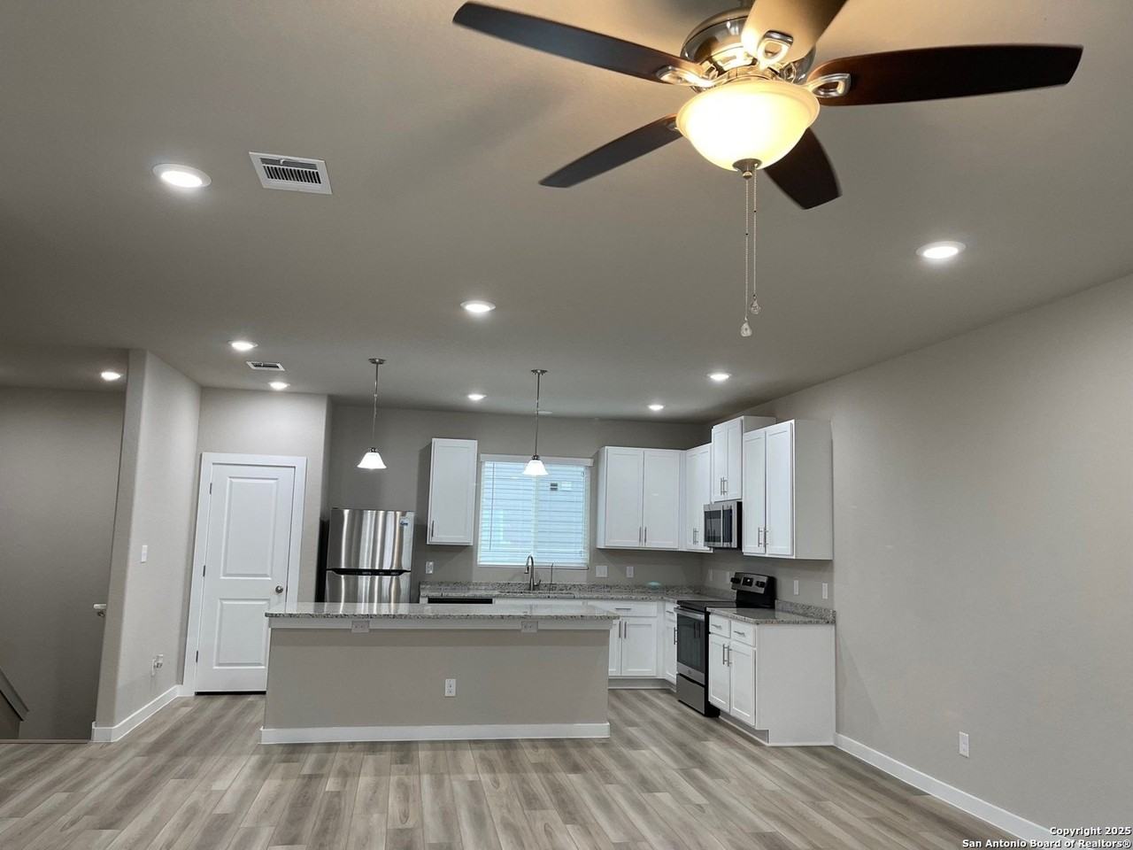 21506 James Charles - Photo 6 of 20