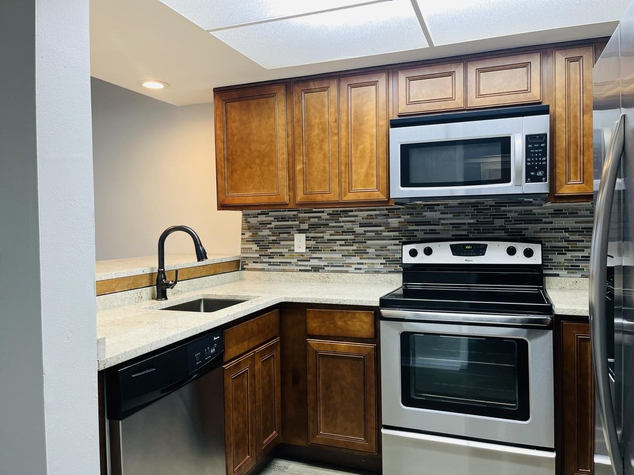 3042 Sir Hamilton Cir Unit 6 - Photo 3 of 13