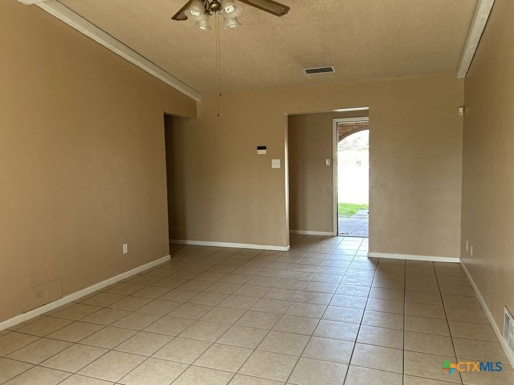 2404 Carnation Dr - Photo 2 of 13