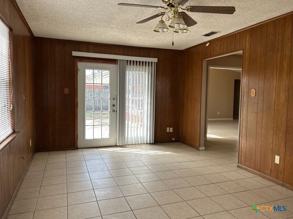 2404 Carnation Dr - Photo 5 of 13