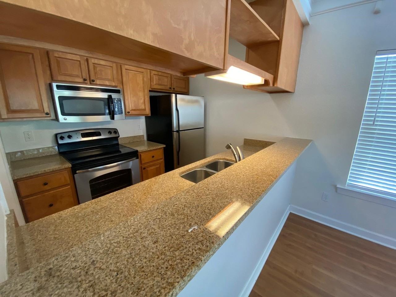 1930 Honolulu Ln - Photo 4 of 17