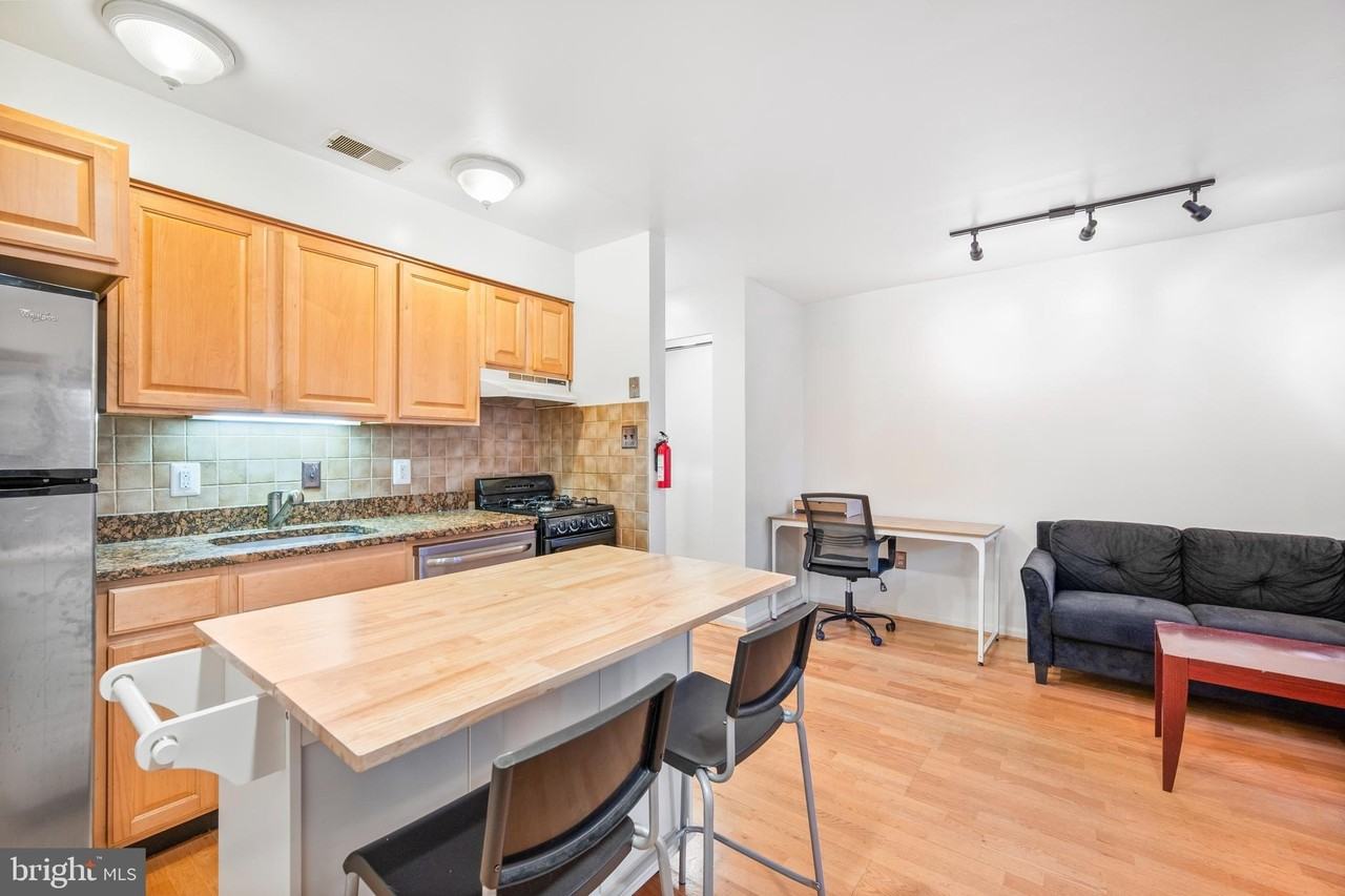 1645 Park Rd Nw Apt 2 - Photo 2 of 19