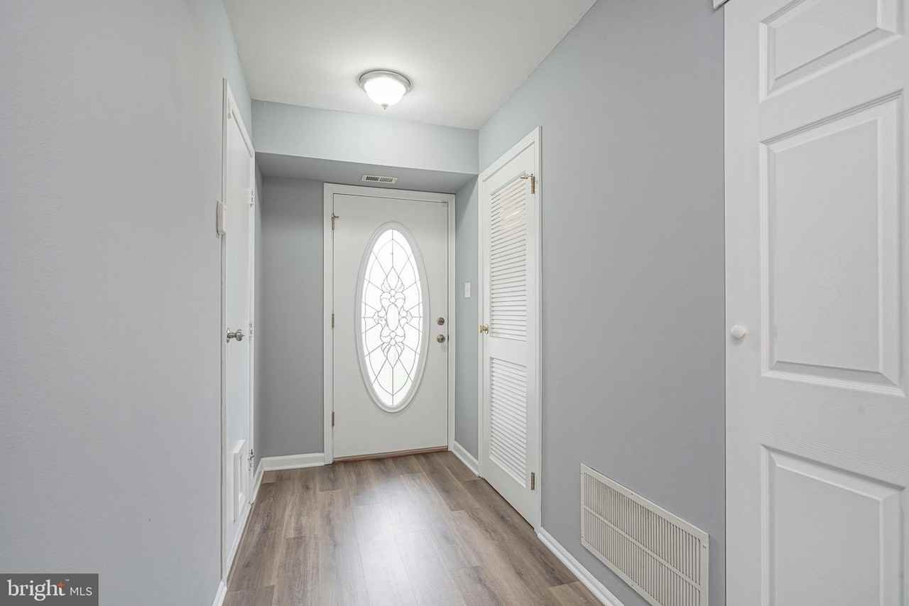 401 Jamestown Ct - Photo 2 of 29