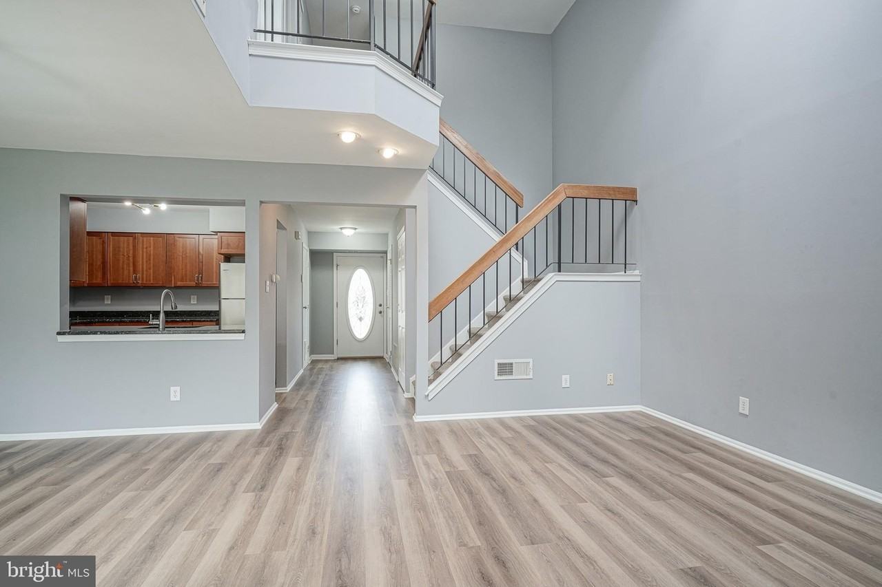 401 Jamestown Ct - Photo 3 of 29