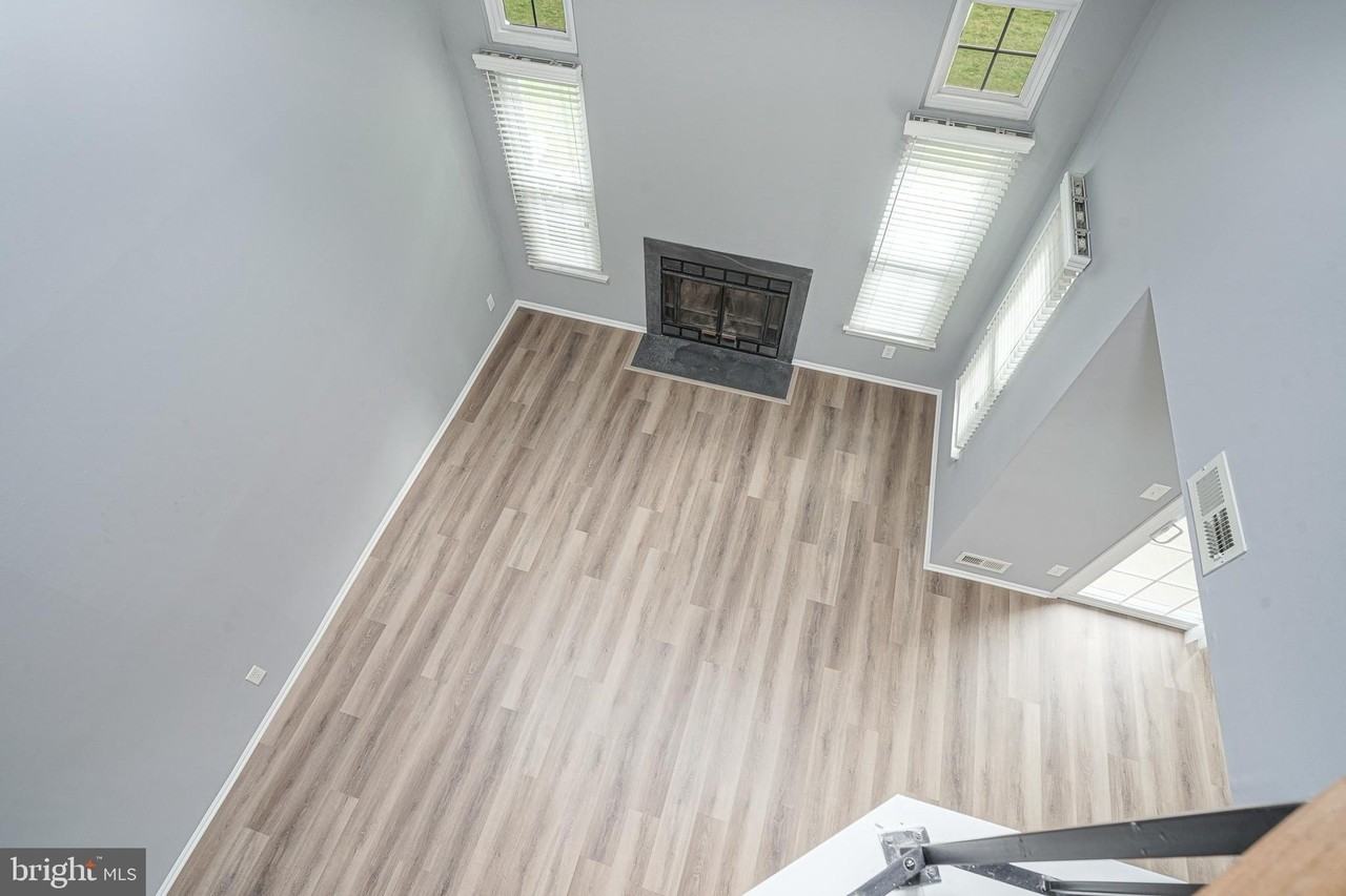 401 Jamestown Ct - Photo 4 of 29