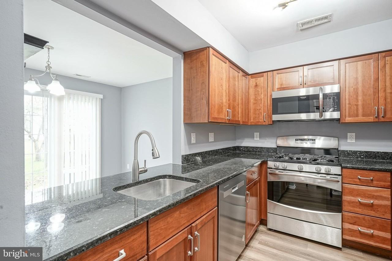 401 Jamestown Ct - Photo 6 of 29