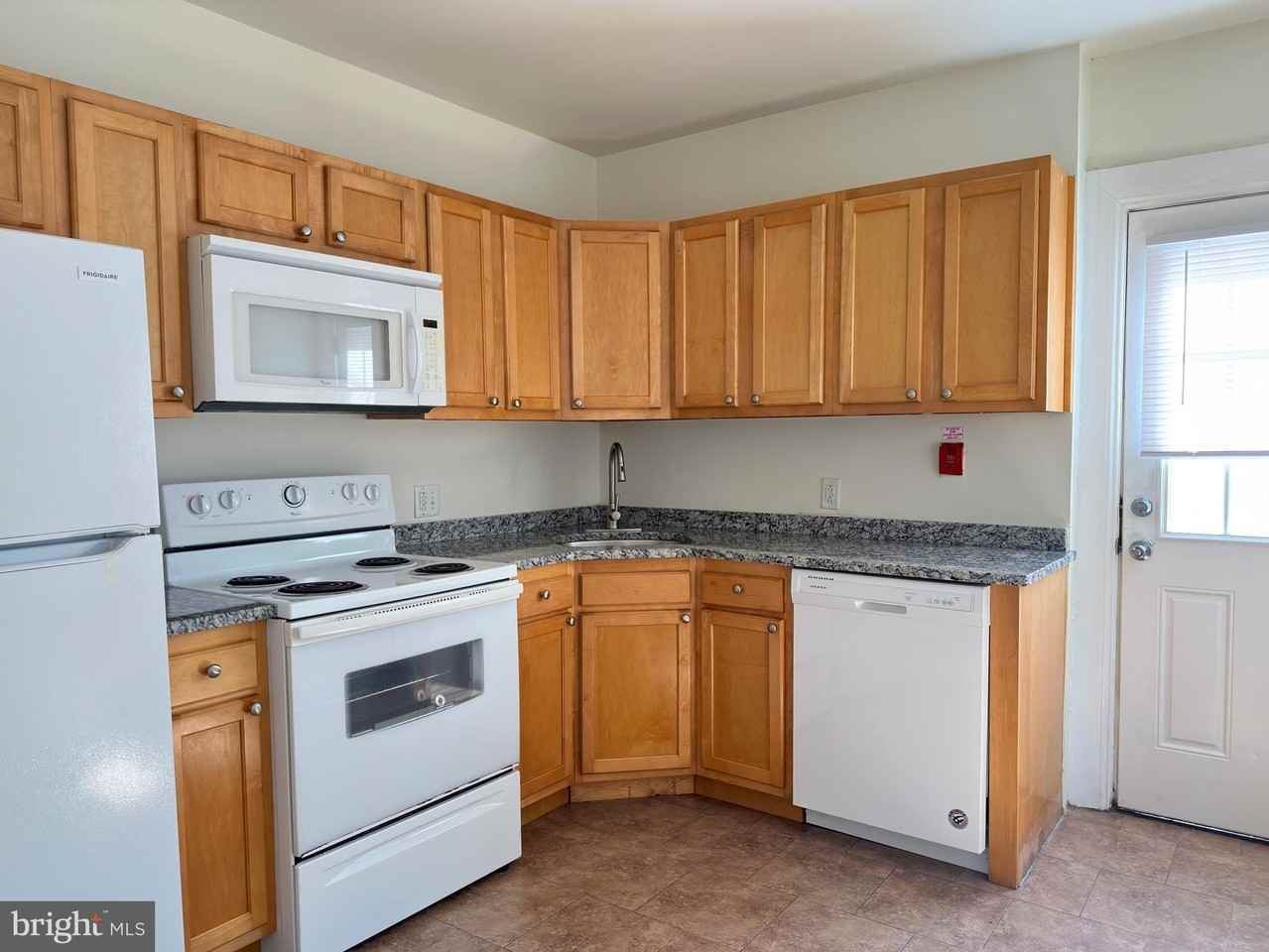 2528 Poplar St Apt 3 - Photo 2 of 32