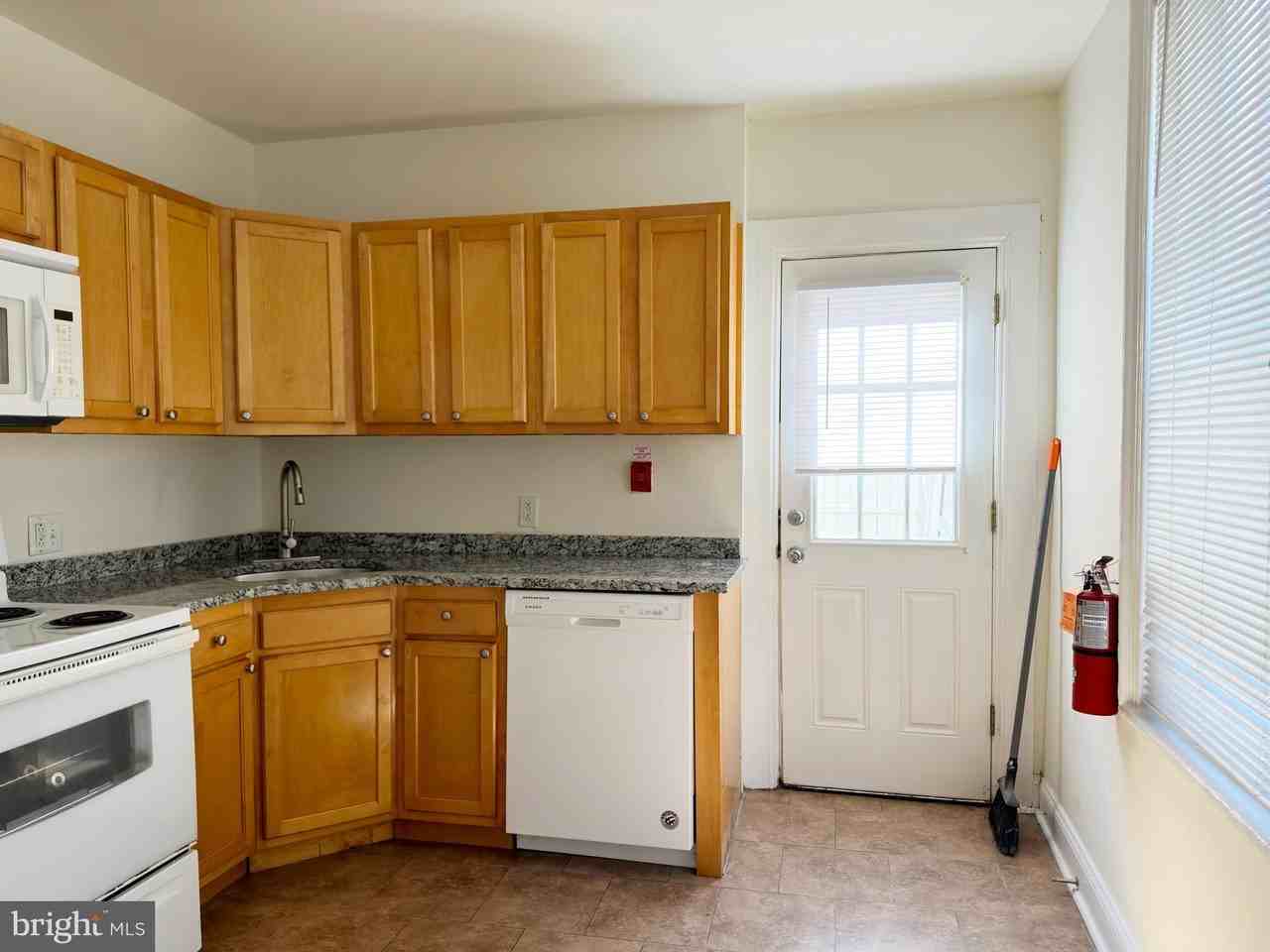 2528 Poplar St Apt 3 - Photo 3 of 32