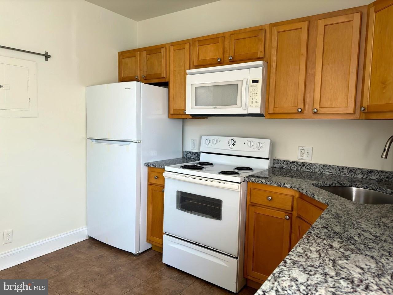 2528 Poplar St Apt 3 - Photo 4 of 32