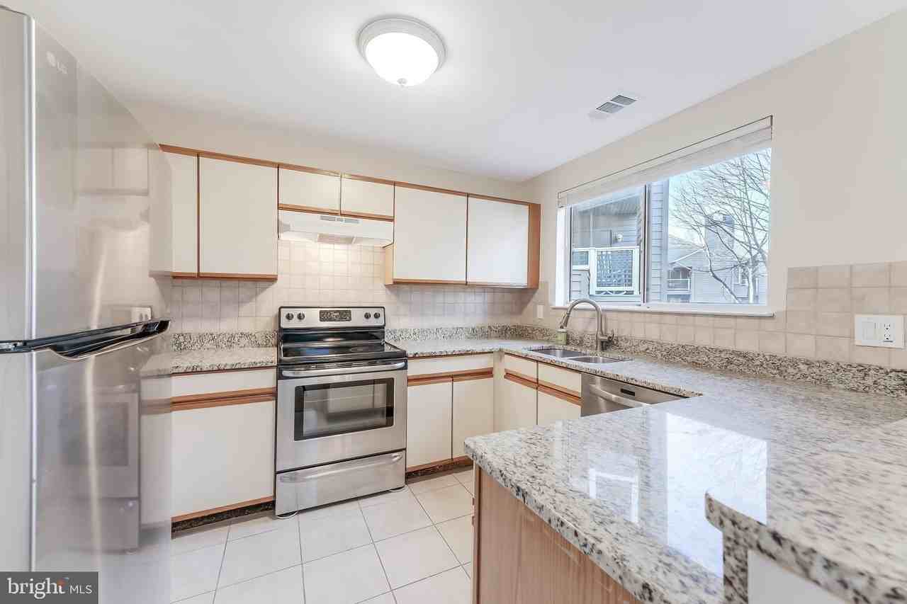 1500 Summerchase Ct Apt C - Photo 4 of 31