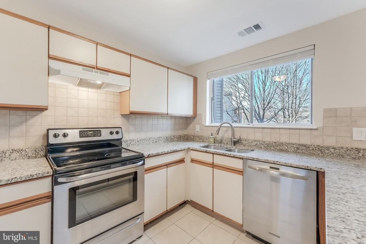 1500 Summerchase Ct Apt C - Photo 5 of 31