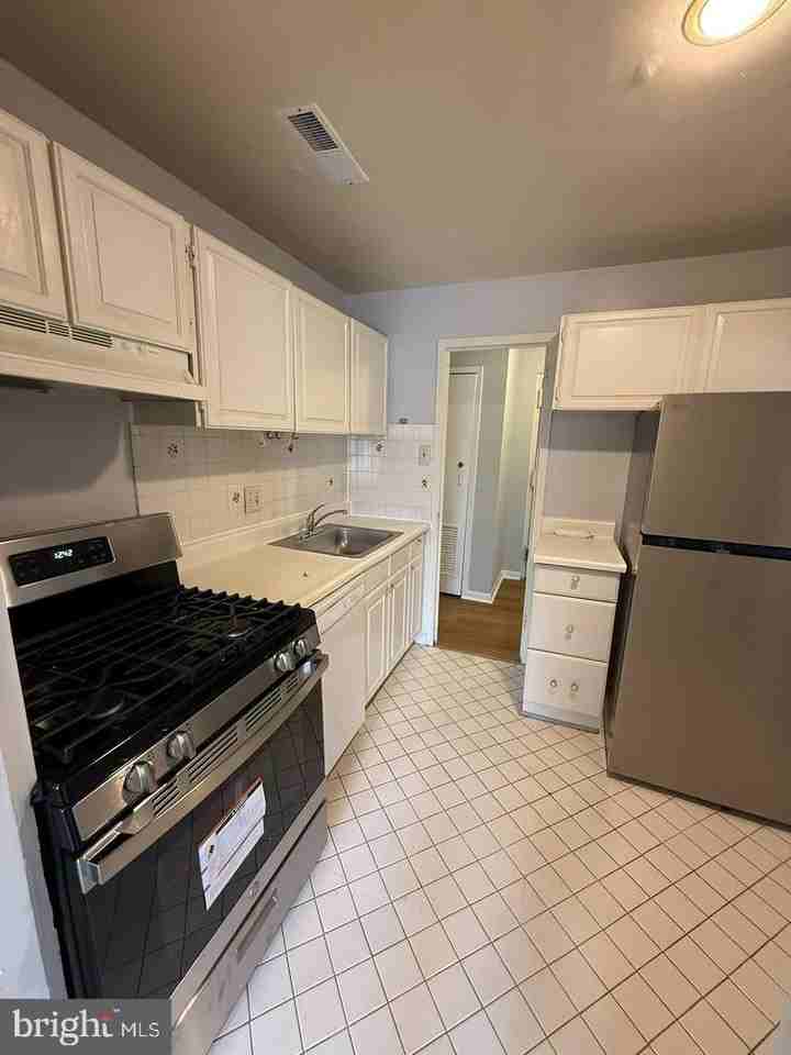 3100 S Manchester St #304 - Photo 6 of 21