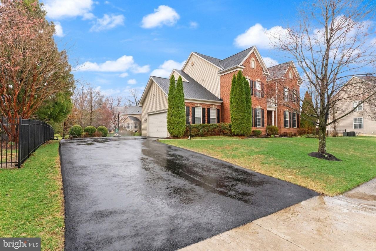 16127 Hinman Pl - Photo 3 of 24