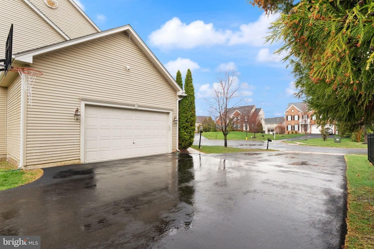 16127 Hinman Pl - Photo 4 of 24