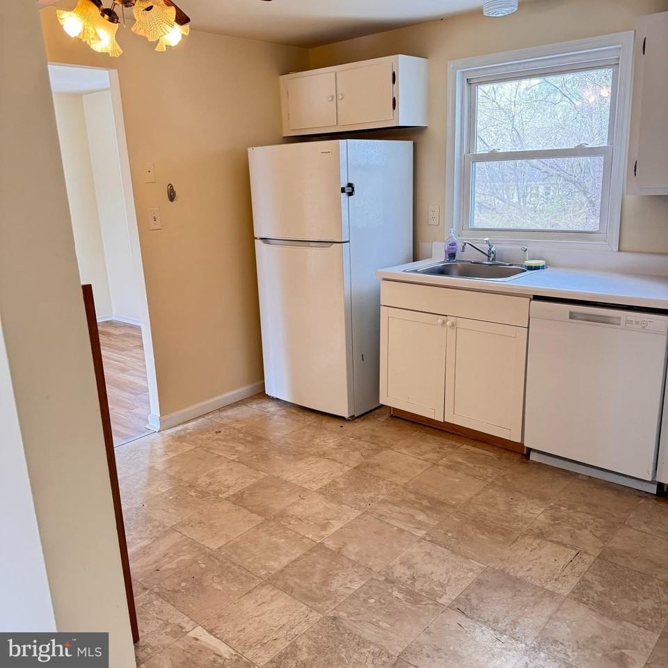 820 Barkley Dr - Photo 3 of 19