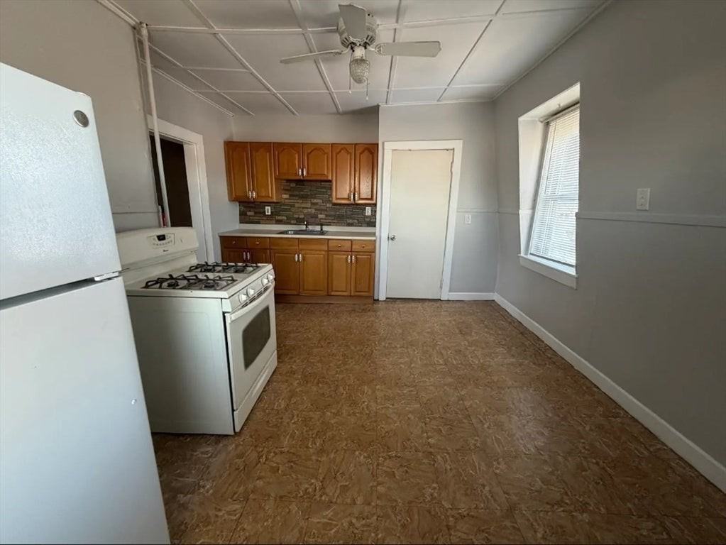 127 Court St - Photo 3 of 14