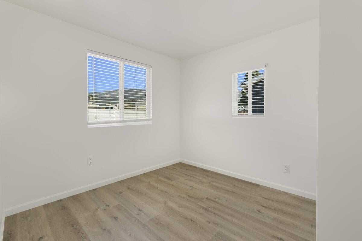 4822 8th St - Photo 5 of 23