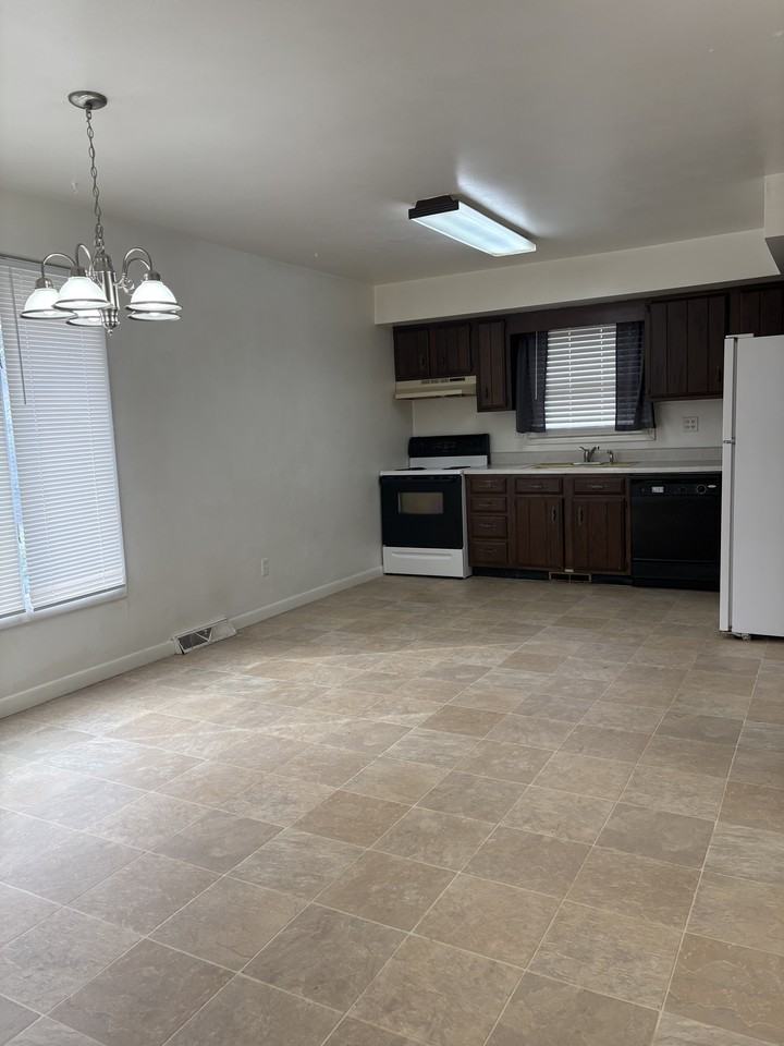 408 Amherst Dr #1 - Photo 4 of 7