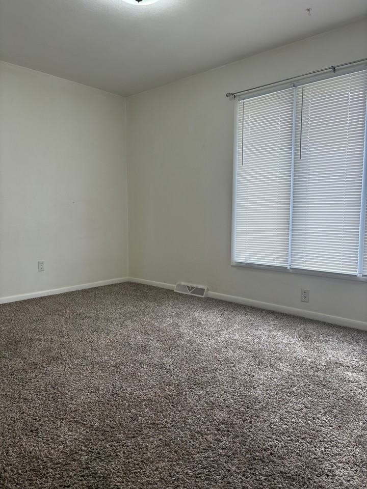 408 Amherst Dr #1 - Photo 6 of 7