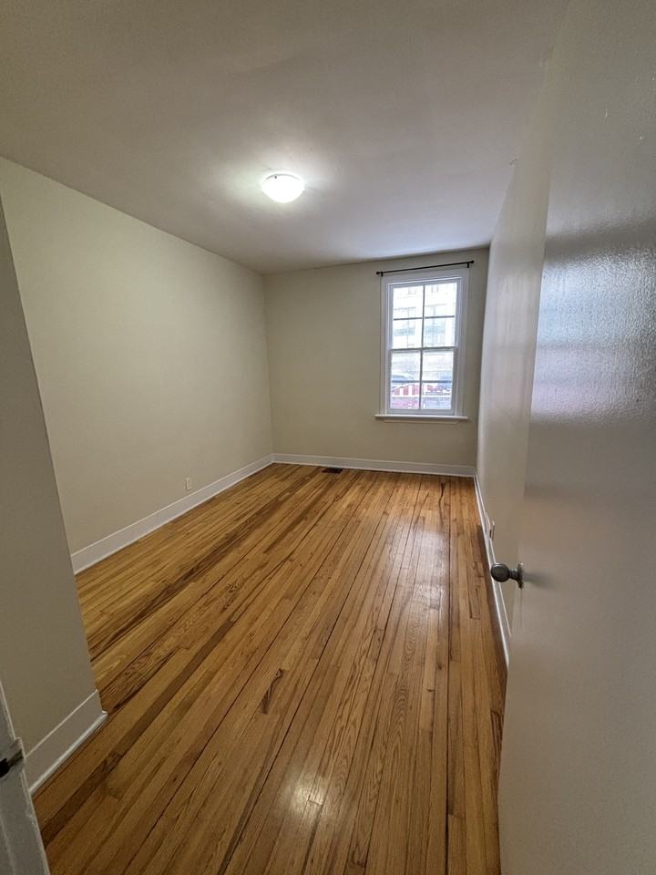 405 Lisgar - Photo 2 of 8