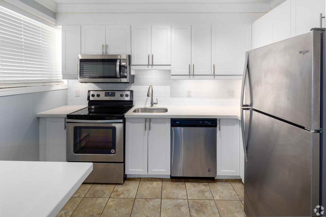 233 Mohawk Road East - Photo 3 of 8