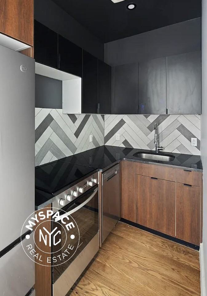 1354 Jefferson Ave #2A - Photo 2 of 7